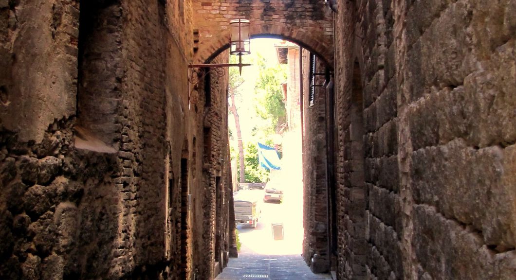 BENI IMMOBILIARI A SAN GIMIGNANO: CURA, RISTRUTTURAZIONE E RIVALUTAZIONE