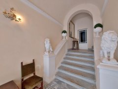 210 sqm apartment with private courtyard - 19