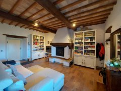 Semi-detached farmhouse 160 sqm in a hilly area with garden - 1